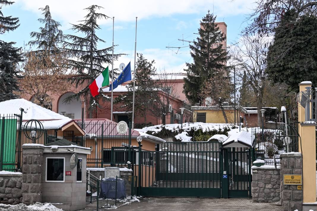 TBMM'deki bütün bayraklar yarıya indirilirken o bayrağa dokunulmadı! Bakın neden... 22